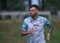 Pemain asing Persib Bandung Tyronne Del Pino mengalami cedera saat berhadapan dengan Madura United