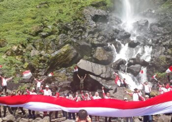 Perhutani KPH Bandung Utara dan masyarakat menggelar Pengibaran Bendera merah putih di Curug Cileat