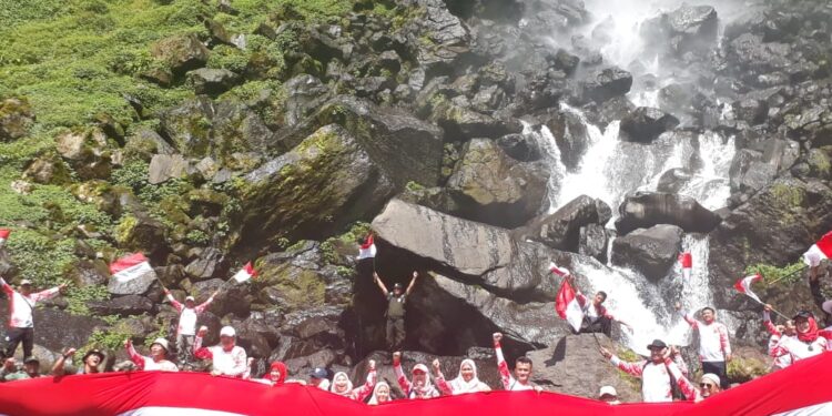 Perhutani KPH Bandung Utara dan masyarakat menggelar Pengibaran Bendera merah putih di Curug Cileat