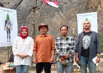 Politisi PDI Perjuangan, Yena Iskandar Ma'soem bersama Steve Ewon saat memberikan edukasi lingkungan kepada peserta Jambore Nasional Konservasi Merah Putih 2023, Kamis 10 Agustus 2023