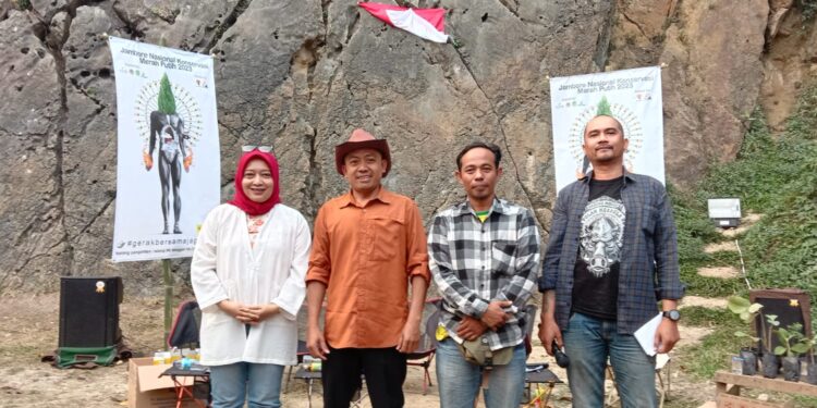 Politisi PDI Perjuangan, Yena Iskandar Ma'soem bersama Steve Ewon saat memberikan edukasi lingkungan kepada peserta Jambore Nasional Konservasi Merah Putih 2023, Kamis 10 Agustus 2023