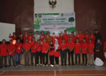 Kepala Desa Kertawangi, Yanto Bin Surya atau kerap disapa Steve Ewon berfoto bersama rombongan Pemerintah Desa se-Kabupaten Bengkalis Provinsi Riau, Jumat 11 Agustus 2023