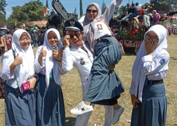 Kepala Desa Kertawangi, Yanto Bin Surya atau kerap disapa Steve Ewon bopong anak SMA yang ternyata adalah sang Istri tercinta Ranie Arista saat mengetahui jadi juara lomba Karnaval tingkat Kecamatan, Kamis 17 Agustus 2023.