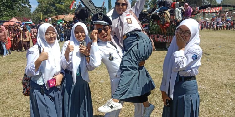 Kepala Desa Kertawangi, Yanto Bin Surya atau kerap disapa Steve Ewon bopong anak SMA yang ternyata adalah sang Istri tercinta Ranie Arista saat mengetahui jadi juara lomba Karnaval tingkat Kecamatan, Kamis 17 Agustus 2023.