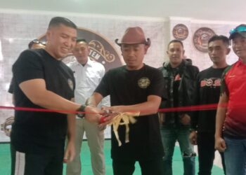 Penasehat dan Pembina Kickboxing Camp IMC Fighting System H. Darmawan Indra bersama Steve Ewon didampingi Pembina Kickboxing Kabupaten Bandung Barat Zul Ma'aruf melaksanakan gunting pita menandai dibukanya Camp IMC Fighting System, Sabtu 19 Agustus 2023