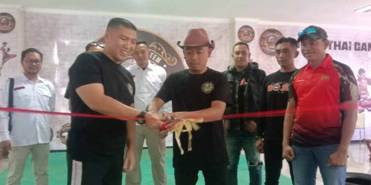 Penasehat dan Pembina Kickboxing Camp IMC Fighting System H. Darmawan Indra bersama Steve Ewon didampingi Pembina Kickboxing Kabupaten Bandung Barat Zul Ma'aruf melaksanakan gunting pita menandai dibukanya Camp IMC Fighting System, Sabtu 19 Agustus 2023