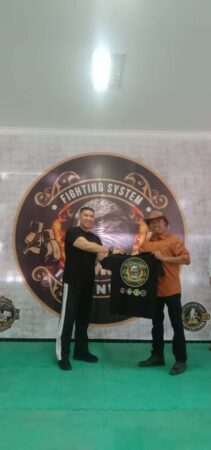 Penasehat dan Pembina Kickboxing Camp IMC Fighting System H. Darmawan Indra serahkan Kaos Kepada Steve Ewon sebagai tanda menjadi bagian keluarga besar Kickboxing Kabupaten Bandung Barat