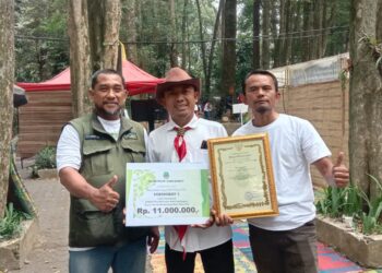 Yanto Bin Surya atau kerap disapa Steve Ewon saat menerima piagam penghargaan sebagai kepala desa terbaik provinsi Jawa Barat peduli Kehutanan
