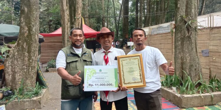 Yanto Bin Surya atau kerap disapa Steve Ewon saat menerima piagam penghargaan sebagai kepala desa terbaik provinsi Jawa Barat peduli Kehutanan