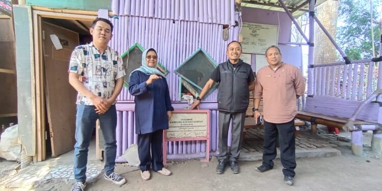 Kabid Kebersihan, Dinas Lingkungan Hidup Kabupaten Bandung Barat Didit Lidiya bersama jajarannya melaksanakan monitoring dan evaluasi program Kampung Kurang Sampah dan TPS3R Desa Kertawangi, Jumat 25 Agustus 2025