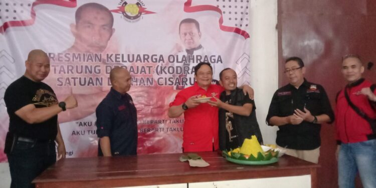 Pengcab Tarung Derajat Kabupaten Bandung Barat menerima nasi tumpeng dari Kepala Desa Kertawangi Yanto Bin Surya alias Steve Ewon saat meresmikan Satlat Cisarua
