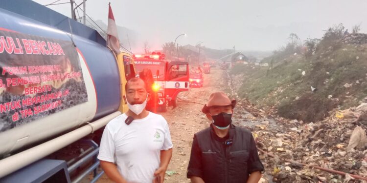 Toro Galih Gumilang mewakili Komunitas Forum RW KBB bersama Steve Ewon kirimkan bantuan air untuk padamkan api di TPA Sarimukti, Senin 28 Agustus 2023