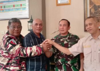 PERKUAT SINERGITAS, Dandim 0609/Cimahi Letkol Arm Boby saat menerima Penasehat FKPPI dan Penasehat KBP3 POLRI Maktal S. Nugraha dan Ketua FKPPI Kota Cimahi Marlan, Jumat 4 Agustus 2023
