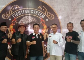 Anggota DPRD Kabupaten Bandung Barat, H. Amung Ma'mur didampingi Steve Ewon saat memberikan sumbangan alat latihan kepada Kickboxing Kabupaten Bandung Barat