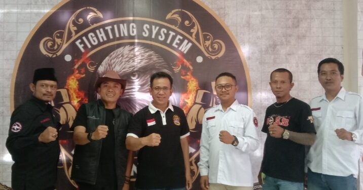 Anggota DPRD Kabupaten Bandung Barat, H. Amung Ma'mur didampingi Steve Ewon saat memberikan sumbangan alat latihan kepada Kickboxing Kabupaten Bandung Barat