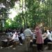 Warung Makan Tengah Hutan yang Populer