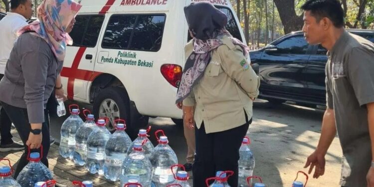 Dinkes Bekasi Salurkan Bantuan Air Bersih pada Warga yang Terdampak Kekeringan