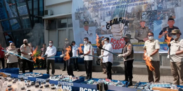 Satpol PP dan Bea Cukai Bandung Musnahkan 4 juta Rokok Ilegal