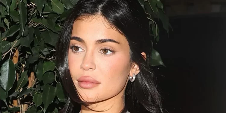 Artis Hollywood yang Dobrak Dunia Kosmetik