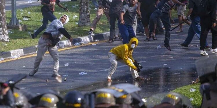 34 Tersangka Kericuhan Unjuk Rasa Penolakan Relokasi 16 Kampung Tua Pulau Rempang