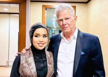 David Foster Puji Lagu "Loneliness" Karya Putri Ariani