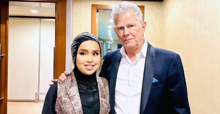 David Foster Puji Lagu "Loneliness" Karya Putri Ariani