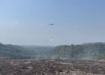 BNPB Kembali Operasi Water Bombing untuk Atasi Kebakaran di TPA Sarimukti
