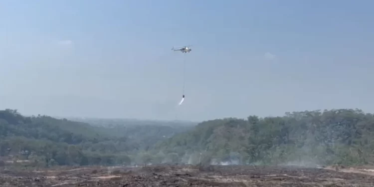 BNPB Kembali Operasi Water Bombing untuk Atasi Kebakaran di TPA Sarimukti