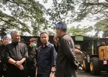 Bambang Triyuliono Dampingi Bey Machmudin untuk Tinjau Beberapa TPS di Kota Bandung