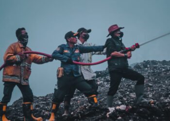 Steve Ewon bersama petugas saat memadamkan api di TPA Sarimukti beberapa waktu lalu