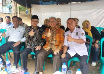 Kepala Desa Kertawangi Yanto Bin Surya alias Steve Ewon saat menghadiri acara Jumbara bersama Ahmad Heryawan