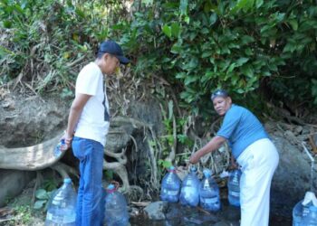 Warga Bekasi Cari Air Bersih hingga Gunung Karawang Selatan
