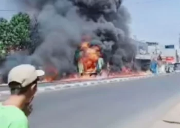 Sebuah Mobil Boks Bermuatan Solar Terbakar di Karawang, Begini Kondisinya