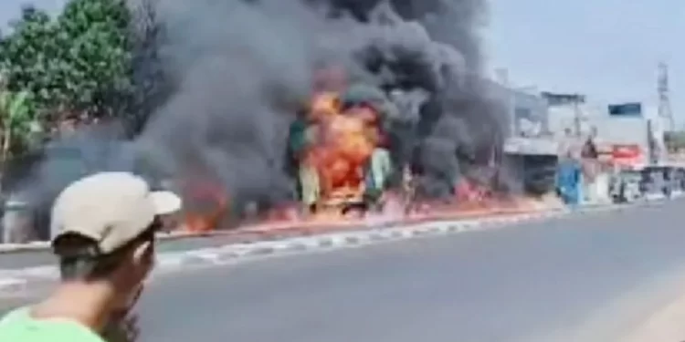 Sebuah Mobil Boks Bermuatan Solar Terbakar di Karawang, Begini Kondisinya