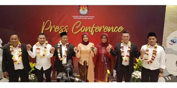 KPU RI Resmi Lantik 7 Anggota Baru untuk Masa Bakti 2023-2028