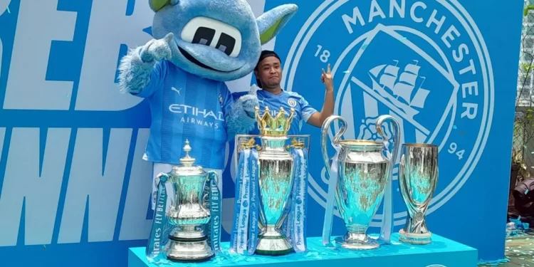 Ribuan Suporter Manchester City Padati Lokasi “Treble Trophy Tour”