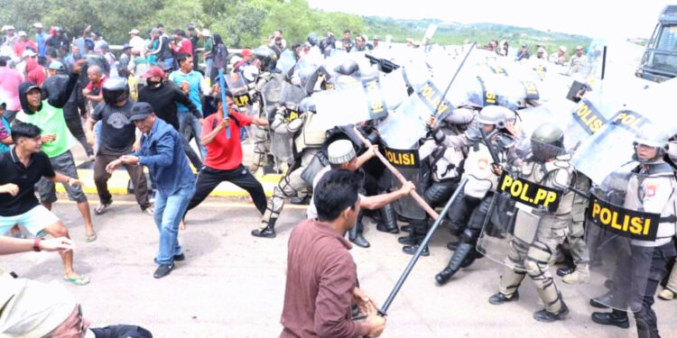 Polri dan Warga Rempang Batam Bentrok, Warga Menolak Relokasi Demi PSN Rempang Eco City