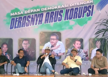 Rocky Gerung dan Refly Harun Dipaksa Keluar Lewat Sawah Usai Diskusi Ricuh