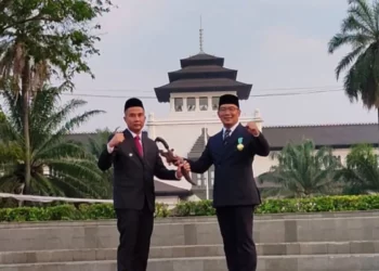 Ridwan Kamil Serahkan Kujang Pusaka Sebagai Simbol Kepemimpinan pada Bey Machmudin