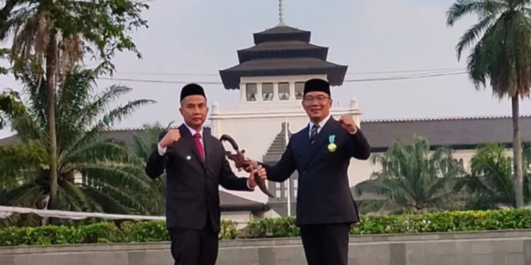 Ridwan Kamil Serahkan Kujang Pusaka Sebagai Simbol Kepemimpinan pada Bey Machmudin