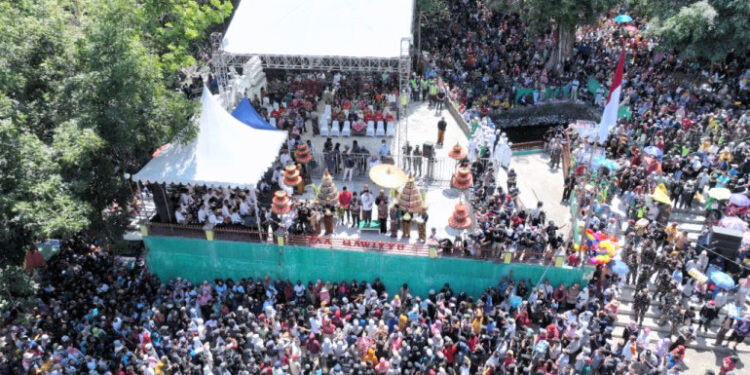 Ribuan Warga Meriahkan Puncak Tradisi Saparan Yaqowiyu di Jatinom, Klaten, Jawa Tengah