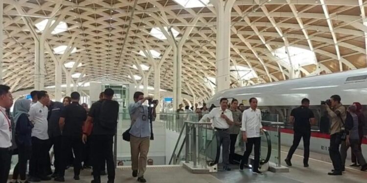 Jokowi Lakukan Uji Coba Kereta Cepat Jakarta Bandung dari Stasiun Halim