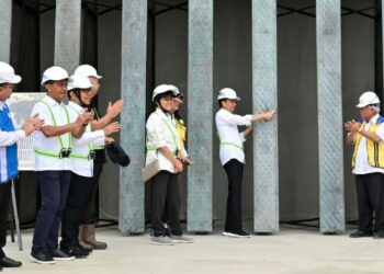 Jokowi Pasang Bilah Pertama Garuda di Kantor Presiden IKN
