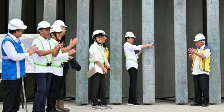 Jokowi Pasang Bilah Pertama Garuda di Kantor Presiden IKN