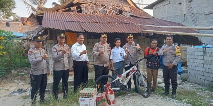 Bentuk Kepedulian Polisi, Kapolres Serahkan Bantuan Pada Visno Siswa SMAN 3 Luwu Utara