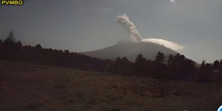 Waspada, Gunung Ibu di Pulau Halmahera Kembali Erupsi