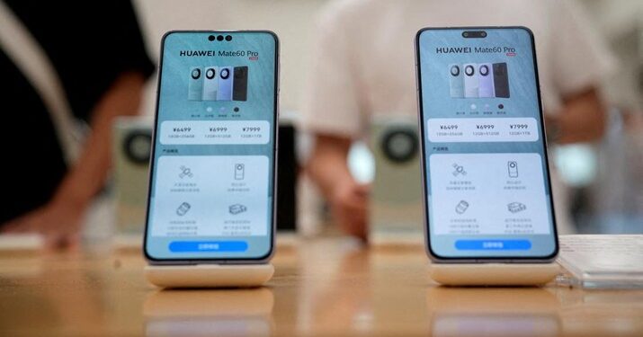 Heboh! Warga China Bingung Pilih iPhone 15 atau Huawei Mate 60 ya?