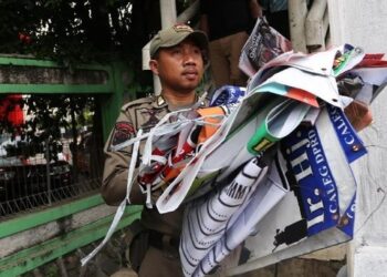Satpol PP Cianjur Tertibkan Alat Peraga Kampanye