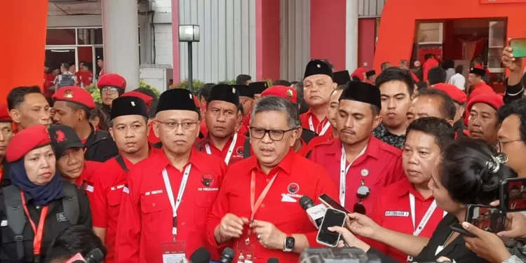 Hasto Respon usulan Guntur Terkait Jokowi jadi Ketum PDIP