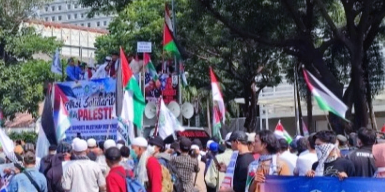 Aksi Bela Palestina Mulai Berdatangan di Depan Kedubes AS